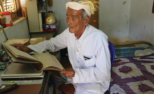 Ông Đại miệt mài dịch và nghiên cứu nét đẹp trong thư tịch cổ. Ông Đại miệt mài dịch và nghiên cứu nét đẹp trong thư tịch cổ.