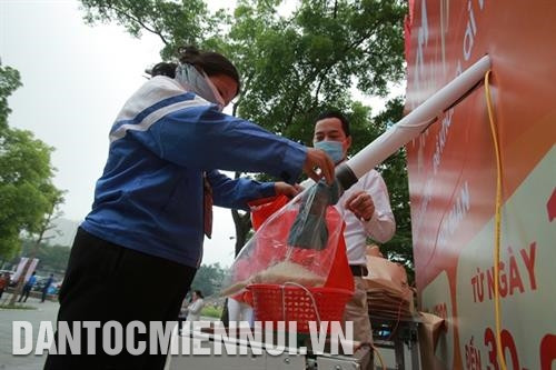 Cây "ATM gạo" là sáng kiến độc đáo trong mùa dịch Covid-19 ở Việt Nam.