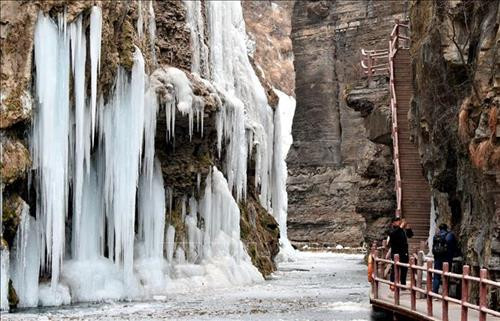 Du khách chiêm ngưỡng thác băng tuyệt đẹp trên Núi Yuntai ở tỉnh Hà Nam, Trung Quốc. Ảnh: THX/TTXVN Thác băng tuyệt đẹp trên Núi Yuntai ở tỉnh Hà Nam, Trung Quốc . Ảnh: THX/TTXVN Du khách chiêm ngưỡng thác băng tuyệt đẹp trên Núi Yuntai ở tỉnh Hà Nam, Trung Quốc. Ảnh: THX/TTXVN Thác băng tuyệt đẹp trên Núi Yuntai ở tỉnh Hà Nam, Trung Quốc . Ảnh: THX/TTXVN