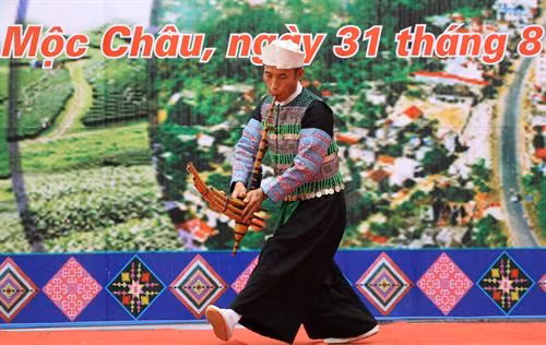 Một tiết mục biểu diễn đơn của đội thi xã Chiềng Khừa, huyện Mộc Châu, tỉnh Sơn La. Ảnh: Nguyễn Cường - TTXVN. Một tiết mục biểu diễn đơn của đội thi xã Chiềng Khừa, huyện Mộc Châu, tỉnh Sơn La. Ảnh: Nguyễn Cường - TTXVN. Một tiết mục biểu diễn đơn của đội thi thị trấn Nông trường Mộc Châu, huyện Mộc Châu, tỉnh Sơn La. Ảnh: Nguyễn Cường - TTXVN.
