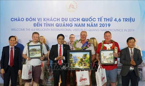 Ban tổ chức tặng quà, chào mừng cho đoàn khách quốc tế đến từ Anh. Ảnh: Đoàn Hữu Trung - TTXVN Ban tổ chức tặng quà, chào mừng cho đoàn khách quốc tế đến từ Anh. Ảnh: Đoàn Hữu Trung - TTXVN