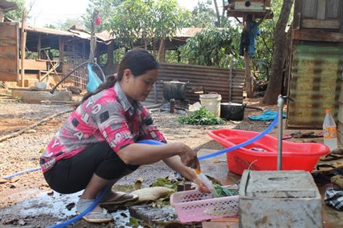 Người dân buôn Knia1, xã Ea Bar, huyện Buôn Đôn, tỉnh Đắk Lắk sử dụng nước từ Công trình cấp nước sạch buôn Knia. Ảnh: baodaklak.vn