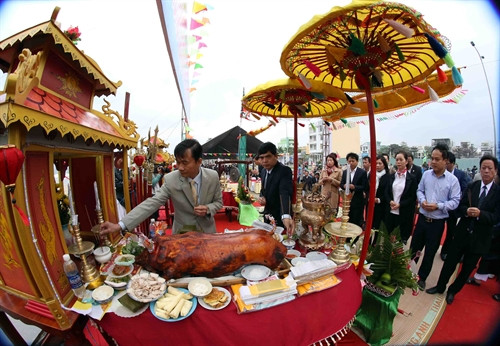 Đại diện chính quyền thành phố dâng hương tại lễ hội Cầu ngư. Đại diện chính quyền thành phố dâng hương tại lễ hội Cầu ngư.