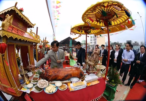 Đại diện chính quyền thành phố dâng hương tại lễ hội Cầu ngư.