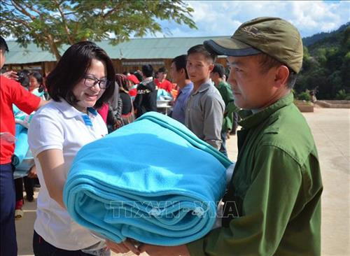 Đoàn từ thiện trao quà cho người dân khó khăn xã Huổi Mí. Ảnh: Văn Dũng - TTXVN Đoàn từ thiện trao quà cho người dân khó khăn xã Huổi Mí. Ảnh: Văn Dũng - TTXVN