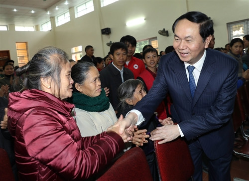 Chủ tịch nước Trần Đại Quang với các gia đình chính sách của hai xã Nam Giang, Nam Lĩnh (huyện Nam Đàn). Ảnh: Nhan Sáng-TTXVN