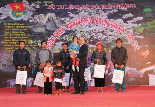 Chủ tịch Nguyễn Thiện Nhân trao tặng quà của Ủy ban Trung ương Mặt trận Tổ quốc Việt Nam cho các hộ nghèo và trẻ em. Ảnh: Nguyễn Dân – TTXVN