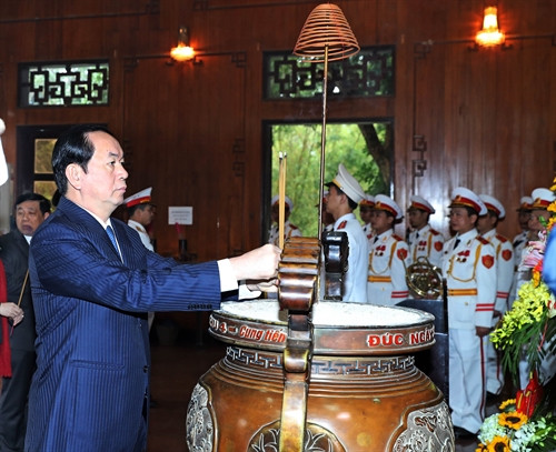 Chủ tịch nước Trần Đại Quang đến dâng hương, dâng hoa tưởng niệm Chủ tịch Hồ Chí Minh tại Khu Di tích lịch sử Kim Liên, xã Kim Liên, huyện Nam Đàn. Ảnh: Nhan Sáng-TTXVN