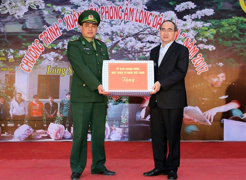 Chủ tịch Ủy ban Trung ương Mặt trận Tổ quốc Việt Nam Nguyễn Thiện Nhân tặng quà Tết cho cán bộ, chiến sỹ Đồn Biên phòng cửa khẩu Lóng Sập, huyện Mộc Châu, tỉnh Sơn La, . Ảnh: Nguyễn Dân – TTXVN