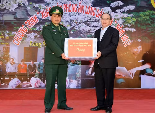 Chủ tịch Ủy ban Trung ương Mặt trận Tổ quốc Việt Nam Nguyễn Thiện Nhân tặng quà Tết cho cán bộ, chiến sỹ Đồn Biên phòng cửa khẩu Lóng Sập, huyện Mộc Châu, tỉnh Sơn La, . Ảnh: Nguyễn Dân – TTXVN