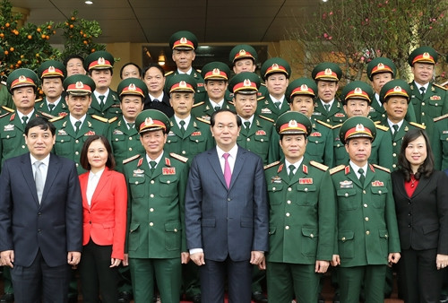 Chủ tịch nước Trần Đại Quang với các cán bộ sĩ quan chỉ huy Bộ Tư lệnh Quân khu 4. Ảnh: Nhan Sáng-TTXVN