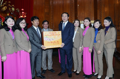 Chủ tịch nước Trần Đại Quang tặng quà cho Ban quản lý Khu Di tích lịch sử Kim Liên, xã Kim Liên, huyện Nam Đàn. Ảnh: Nhan Sáng-TTXVN