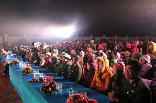 Mặc dù thời tiết mưa rét nhưng đông đảo cán bộ, nhân dân địa phương đã tới tham dự chương trình. Ảnh: Diệp Anh- TTXVN