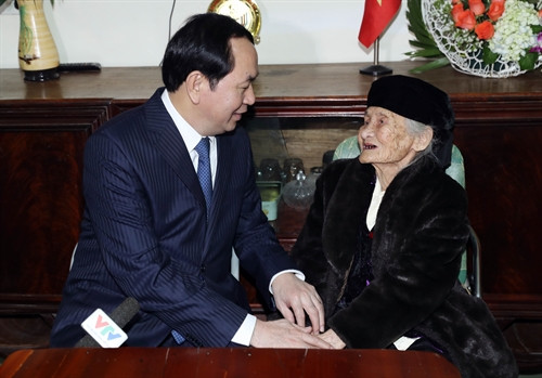 Chủ tịch nước Trần Đại Quang thăm hỏi, tặng quà và chúc Tết Mẹ Việt Nam Anh hùng Lê Thị Sáu, ở khối 13, phường Bến Thuỷ, thành phố Vinh. Ảnh: Nhan Sáng-TTXVN