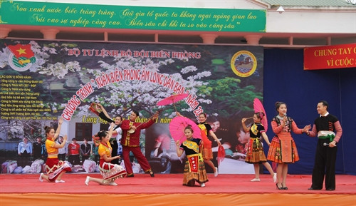 Biểu diễn văn nghệ chào mừng tại chương trình. Ảnh: Diệp Anh- TTXVN