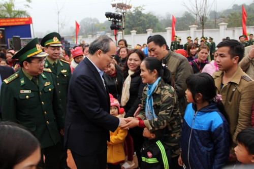 Chủ tịch Ủy ban Trung ương Mặt trận Tổ quốc Việt Nam Nguyễn Thiện Nhân thăm hỏi, giao lưu với nhân dân tham dự chương trình. Ảnh: Nguyễn Dân – TTXVN