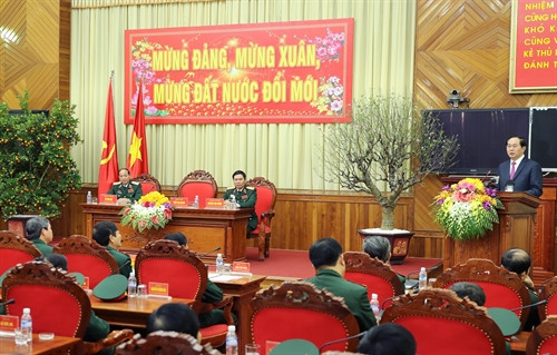 Chủ tịch nước Trần Đại Quang phát biểu với các cán bộ sỹ quan chỉ huy chủ chốt của Bộ Tư lệnh Quân khu 4. Ảnh: Nhan Sáng-TTXVN