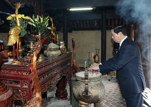 Chủ tịch nước Trần Đại Quang dâng hương, dâng hoa tưởng niệm Hoàng đế Mai Thúc Loan tại huyện Nam Đàn. Ảnh: Nhan Sáng-TTXVN