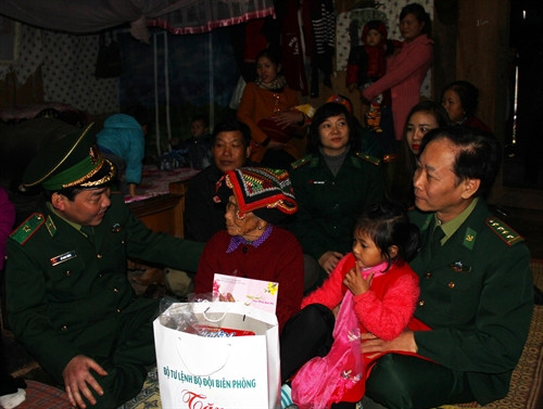 Thiếu tướng Đỗ Danh Vượng (ngoài cùng bên trái, Phó Chính ủy Bộ đôi biên phòng thăm hỏi, tặng quà, chúc tết các hộ nghèo ở xã Lóng Sập, huyện Mộc Châu, tỉnh Sơn La. Ảnh: Diệp Anh- TTXVN