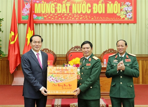Chủ tịch nước Trần Đại Quang tặng quà cho Bộ Tư lệnh Quân khu 4. Ảnh: Nhan Sáng-TTXVN