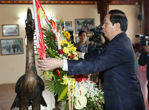 Chủ tịch nước Trần Đại Quang dâng hương, dâng hoa tại Nhà tưởng niệm Cố Tổng Bí thư Lê Hồng Phong ở xã Hưng Thông, huyện Hưng Nguyên, tỉnh Nghệ An. Ảnh: Nhan Sáng-TTXVN