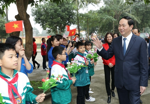 Chủ tịch nước Trần Đại Quang với các cháu thiếu nhi hai xã Nam Giang, Nam Lĩnh (huyện Nam Đàn). Ảnh: Nhan Sáng-TTXVN