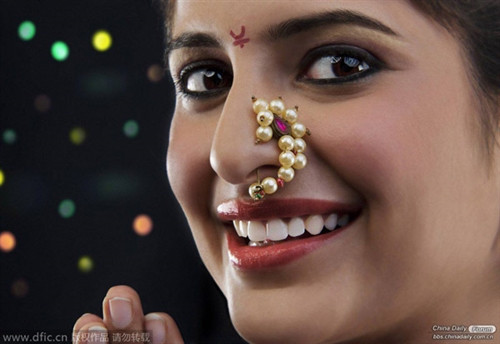 Phụ nữ Ấn Độ thường không ra ngoài mà không đeo khuyên và trang sức trên mũi, đặc biệt việc diện những món đồ bằng vàng yêu thích tượng trưng cho sự tôn trọng của họ đối với những người khác. Phụ nữ, bé gái, thậm chí là ăn xin, ở Ấn Độ đều có một chiếc khuyên mũi vàng, dù quần áo của họ có rách rưới. Khi các cô gái kết hôn, cha mẹ họ sẽ chọn những món trang sức bằng vàng để làm của hồi môn. Phụ nữ Ấn Độ thường không ra ngoài mà không đeo khuyên và trang sức trên mũi, đặc biệt việc diện những món đồ bằng vàng yêu thích tượng trưng cho sự tôn trọng của họ đối với những người khác. Phụ nữ, bé gái, thậm chí là ăn xin, ở Ấn Độ đều có một chiếc khuyên mũi vàng, dù quần áo của họ có rách rưới. Khi các cô gái kết hôn, cha mẹ họ sẽ chọn những món trang sức bằng vàng để làm của hồi môn.