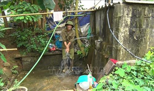 Người dân tự đầu tư mua ống dẫn nước từ các khe suối phục vụ nhu cầu sinh hoạt. Ảnh: Thanh Hải - TTXVN Người dân tự đầu tư mua ống dẫn nước từ các khe suối phục vụ nhu cầu sinh hoạt. Ảnh: Thanh Hải - TTXVN