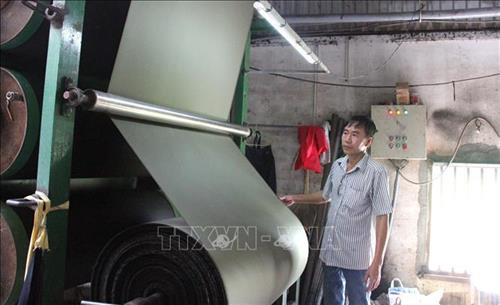 Anh Nguyễn Kim Luông kiểm tra chất lượng vải sau xử lý thành nguyên liệu may mặc. Ảnh: Xuân Khu-TTXVN Anh Nguyễn Kim Luông kiểm tra chất lượng vải sau xử lý thành nguyên liệu may mặc. Ảnh: Xuân Khu-TTXVN