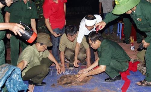 Anh Nguyễn Kim Luông (ngoài cùng bên phải) cất bốc hài cốt liệt sỹ đồng đội để chuyển về quê hương. Ảnh: TTXVN phát Anh Nguyễn Kim Luông (ngoài cùng bên phải) cất bốc hài cốt liệt sỹ đồng đội để chuyển về quê hương. Ảnh: TTXVN phát