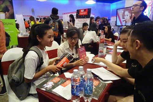 Trong ảnh: Các bạn sinh viên tìm hiểu thông tin tuyển dụng. Ảnh: Gia Thuận - TTXVN Trong ảnh: Các bạn sinh viên tìm hiểu thông tin tuyển dụng. Ảnh: Gia Thuận - TTXVN