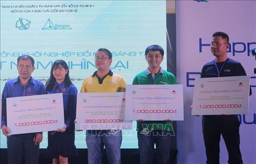 Đỗ Hữu Tân (thứ hai từ phải qua) và dự án Magix được chọn hỗ trợ trong chương trình Speedup 2017 của Sở Khoa học và Công nghệ Thành phố Hồ Chí Minh. Ảnh: TTXVN phát Đỗ Hữu Tân (thứ hai từ phải qua) và dự án Magix được chọn hỗ trợ trong chương trình Speedup 2017 của Sở Khoa học và Công nghệ Thành phố Hồ Chí Minh. Ảnh: TTXVN phát