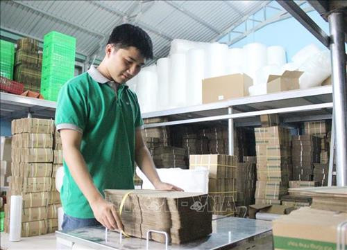 Trong ảnh: Ông chủ Magix tự tay đóng gói sản phẩm để giao cho khách hàng. Ảnh: Xuân Anh - TTXVN Trong ảnh: Ông chủ Magix tự tay đóng gói sản phẩm để giao cho khách hàng. Ảnh: Xuân Anh - TTXVN