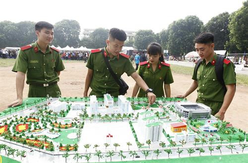 Sinh viên Học viện Cảnh sát nhân dân tham quan mô hình của trường tại “Ngày hội Tân sinh viên – Vững bước tương lai” năm 2018. Ảnh: Văn Điệp – TTXVN