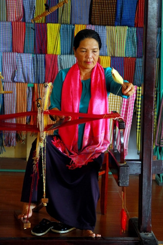 Bà Thuận Thị Trào, nghệ nhân làng dệt Mỹ Nghiệp đang dệt thổ cẩm Chăm