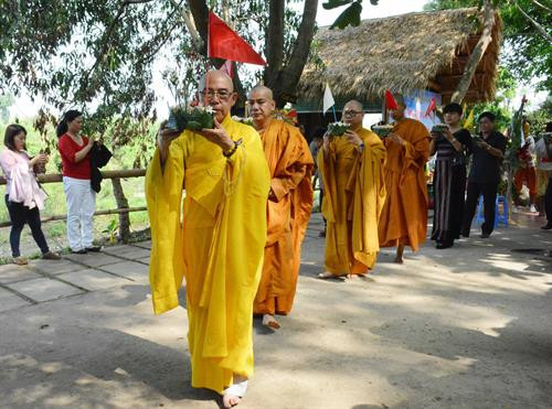 Tiết mục văn nghệ truyền thống của dân tộc Lào. Ảnh: Tuấn Anh – TTXVN Hội té nước trong ngày Tết của dân tộc Lào. Ảnh: Tuấn Anh – TTXVN Hội té nước trong ngày Tết của dân tộc Lào. Ảnh: Tuấn Anh – TTXVN Phong tục đắp tháp cát của dân tộc Lào trong ngày Tết. Ảnh: Tuấn Anh – TTXVN Phong tục buộc chỉ tay trong ngày Tết cầu cho may mắn, hạnh phúc. Ảnh: Tuấn Anh – TTXVN Phong tục buộc chỉ tay trong ngày Tết cầu cho may mắn, hạnh phúc. Ảnh: Tuấn Anh – TTXVN Nghi lễ tắm phật trong ngày Tết. Ảnh: Tuấn Anh – TTXVN Nghi lễ tắm phật trong ngày Tết. Ảnh: Tuấn Anh – TTXVN Nghi Lễ thả hoa đăng, thả những điều không may mắn theo dòng nước. Ảnh: Tuấn Anh – TTXVN Tiết mục văn nghệ truyền thống của dân tộc Lào. Ảnh: Tuấn Anh – TTXVN Hội té nước trong ngày Tết của dân tộc Lào. Ảnh: Tuấn Anh – TTXVN Hội té nước trong ngày Tết của dân tộc Lào. Ảnh: Tuấn Anh – TTXVN Phong tục đắp tháp cát của dân tộc Lào trong ngày Tết. Ảnh: Tuấn Anh – TTXVN Phong tục buộc chỉ tay trong ngày Tết cầu cho may mắn, hạnh phúc. Ảnh: Tuấn Anh – TTXVN Phong tục buộc chỉ tay trong ngày Tết cầu cho may mắn, hạnh phúc. Ảnh: Tuấn Anh – TTXVN Nghi lễ tắm phật trong ngày Tết. Ảnh: Tuấn Anh – TTXVN Nghi lễ tắm phật trong ngày Tết. Ảnh: Tuấn Anh – TTXVN Nghi Lễ thả hoa đăng, thả những điều không may mắn theo dòng nước. Ảnh: Tuấn Anh – TTXVN