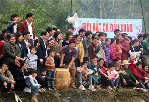 Thành quả tuyệt vời. Ảnh: Văn Tý-TTXVN Lễ hội thu hút hàng nghìn người tham gia không hạn chế về cả số lượng lẫn lứa tuổi, có cả trẻ em, thanh niên, phụ nữ, người già. Ảnh: Văn Tý-TTXVN Niềm vui khi dành được "chiến lợi phẩm". Ảnh: Văn Tý-TTXVN Thành quả tuyệt vời. Ảnh: Văn Tý-TTXVN Lễ hội thu hút hàng nghìn người tham gia không hạn chế về cả số lượng lẫn lứa tuổi, có cả trẻ em, thanh niên, phụ nữ, người già. Ảnh: Văn Tý-TTXVN Niềm vui khi dành được "chiến lợi phẩm". Ảnh: Văn Tý-TTXVN
