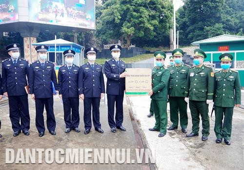 Cán bộ Đồn Biên phòng Cửa khẩu Chi Ma (Lạng Sơn) tặng khẩu trang cho Chi đội quản lý biên giới Sùng Tả, (Quảng Tây, Trung Quốc). Ảnh: Công Tuyên