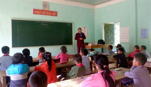 Cô và trò ở Điểm trường Ngòi Nghìn, Trường Tiểu học Đạo Viện, huyện Yên Sơn khắc phục khó khăn bám trường bám lớp Cô và trò ở Điểm trường Ngòi Nghìn, Trường Tiểu học Đạo Viện, huyện Yên Sơn khắc phục khó khăn bám trường bám lớp