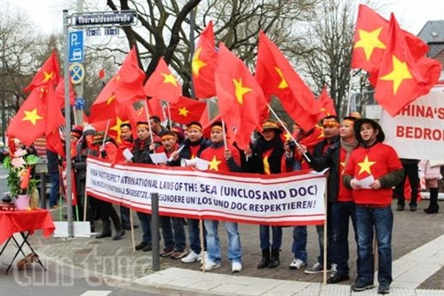 Người Việt tại Đức tuần hành phản đối Trung Quốc ảnh 1