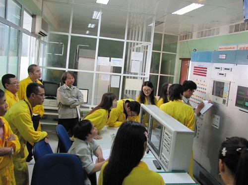 Các học viên đang thực hành tại phòng điều khiển lò phản ứng. Ảnh: Viện NLNTVN Các học viên đang thực hành tại phòng điều khiển lò phản ứng. Ảnh: Viện NLNTVN