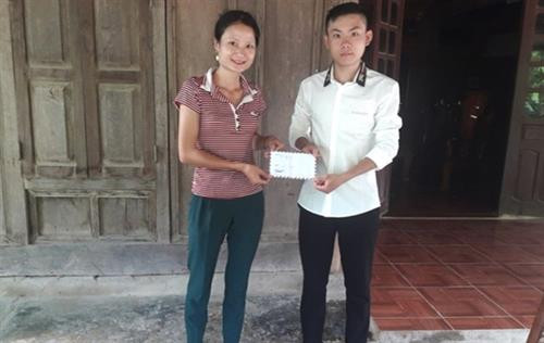 Đại diện UBND xã Tà Cạ khen thưởng cho bạn Lương Thế Mạnh vì đã có hành động dũng cảm cứu người trong nước lũ. Ảnh: msn.com Đại diện UBND xã Tà Cạ khen thưởng cho bạn Lương Thế Mạnh vì đã có hành động dũng cảm cứu người trong nước lũ. Ảnh: msn.com