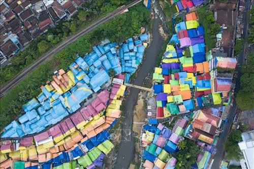 Quang cảnh làng Jodipan ở Malang, Đông Java, Indonesia. Ảnh: THX/ TTXVN Du khách tham quan làng Jodipan ở Malang, Đông Java, Indonesia. Ảnh: THX/ TTXVN Người dân tại làng Jodipan ở Malang, Đông Java, Indonesia. Ảnh: THX/ TTXVN Quang cảnh làng Jodipan ở Malang, Đông Java, Indonesia. Ảnh: THX/ TTXVN Du khách tham quan làng Jodipan ở Malang, Đông Java, Indonesia. Ảnh: THX/ TTXVN Người dân tại làng Jodipan ở Malang, Đông Java, Indonesia. Ảnh: THX/ TTXVN