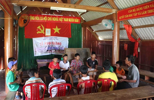 Vào mỗi buổi chiều tại Nhà Cộng đồng buôn Ea Rang, phường Khánh Xuân (TP. Buôn Ma Thuột, Đắk Lắk), các em thiếu nhi lại tập trung về đây để học đánh chiêng.