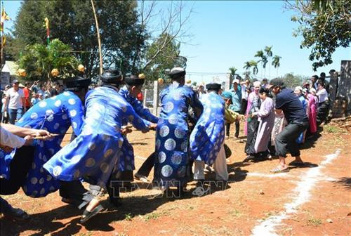 Các cụ ông cụ bà tham gia trò chơi kéo co. Ảnh: Tuấn Anh - TTXVN Các cụ ông cụ bà tham gia trò chơi kéo co. Ảnh: Tuấn Anh - TTXVN