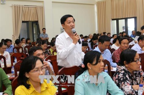 Thành viên Uỷ ban MTTQ huyện Hóc Môn tham gia phát biểu tại hội nghị. Ảnh: Thanh Vũ - TTXVN Thành viên Uỷ ban MTTQ huyện Hóc Môn tham gia phát biểu tại hội nghị. Ảnh: Thanh Vũ - TTXVN