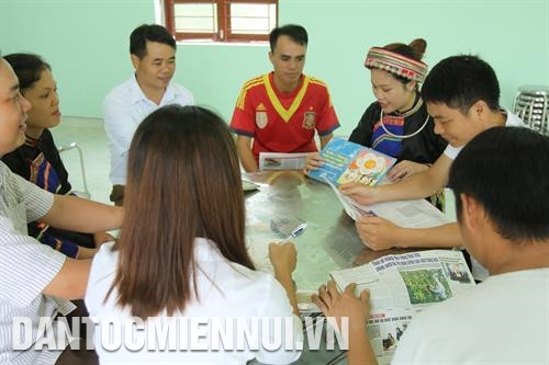 Nhờ được chuyển giao công nghệ, đồng bào xã Chu Hương tự sửa chữa máy nông nghiệp phục vụ sản xuất Khai thác và chế biến lâm sản tăng thêm thu nhập ở thôn Nà Đúc 2, xã Địa Linh Cán bộ khuyến nông huyện hướng dẫn đồng bào thôn Nà Lìn, xã Địa Linh chăm sóc cây hàng hóa mướp đắng rừng Đồng bào xã Cao Trĩ đưa máy móc vào làm đất sản xuất nông nghiệp Đồng bào bản Phiêng Phường xã Mỹ Phương thu hoạch ngô vụ xuân Cơ sở sản xuất chè của hợp tác xã chè Mỹ Phương Tư thương thu mua dê giống tại nhà anh Nông Văn Tiệp thôn Nà Phiêng, xã Mỹ Phương Bà con nông dân xã Chu Hương cấy vụ lúa hè thu Bà con thôn Nà Đông sinh hoạt tại nhà văn hóa xã Chu Hương Đường vào thôn Nà Đông, xã Chu Hương được làm bằng nguồn vốn chương trình 30a