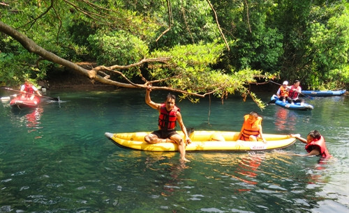 Tắm mình trong dòng nước trong xanh và đua thuyền Kayak là điều mà khách du lịch vô cùng thích thú khi đến suối Nước Moọc. Tắm mình trong dòng nước trong xanh và đua thuyền Kayak là điều mà khách du lịch vô cùng thích thú khi đến suối Nước Moọc.