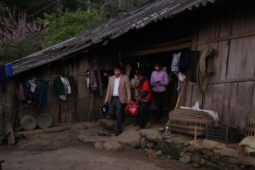 Vận động học sinh đến trường là một trong những công tác quan trọng của đội ngũ giáo viên. Vận động học sinh đến trường là một trong những công tác quan trọng của đội ngũ giáo viên.