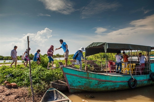 Du khách lên thuyền tham quan rừng Du khách lên thuyền tham quan rừng